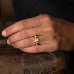 Tomfoolery Crest White Diamond Adakite East Ring Fashion