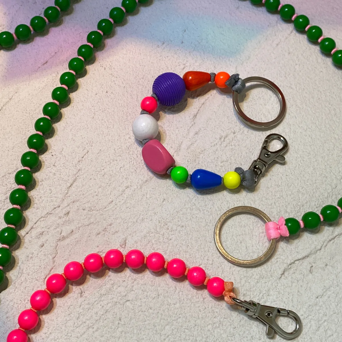 Tomfoolery Pastel Rose Perlen Bunter Short Wooden Beaded iPhone & Keychain Sale
